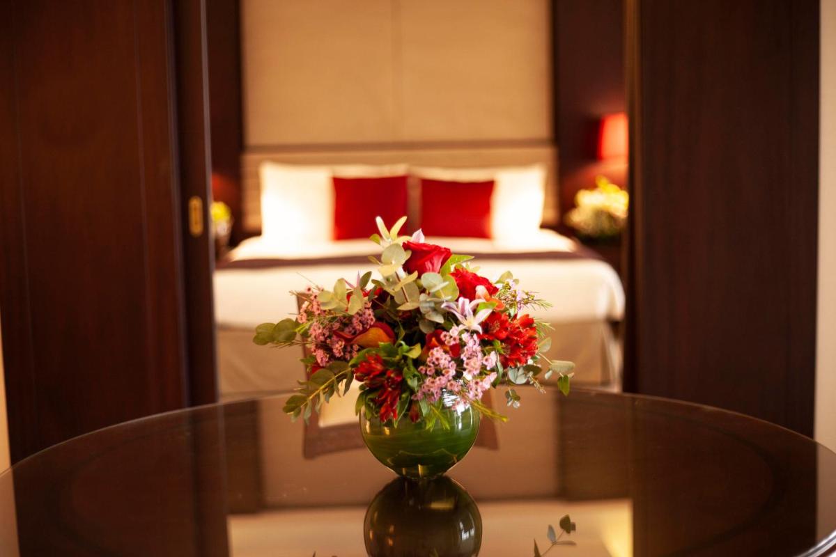 Bab Al Qasr Hotel