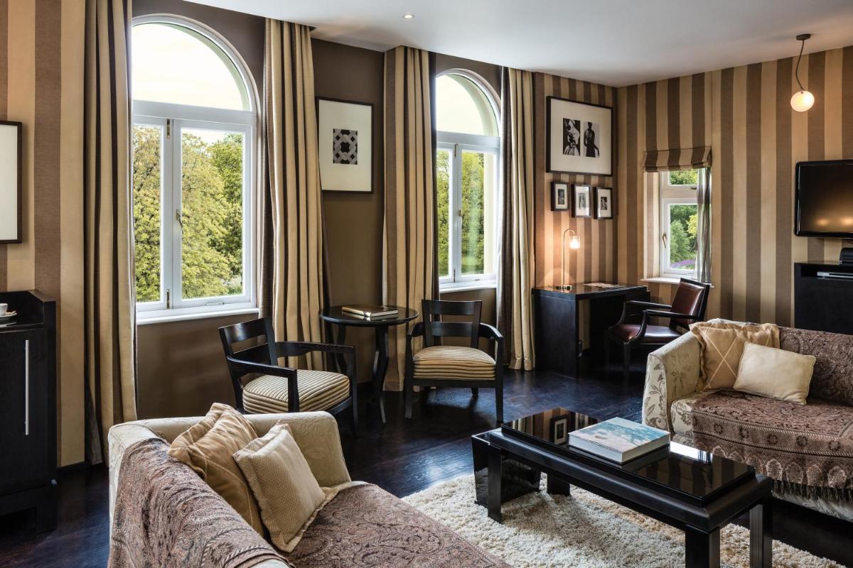 60 Hyde Park Gate Hotel