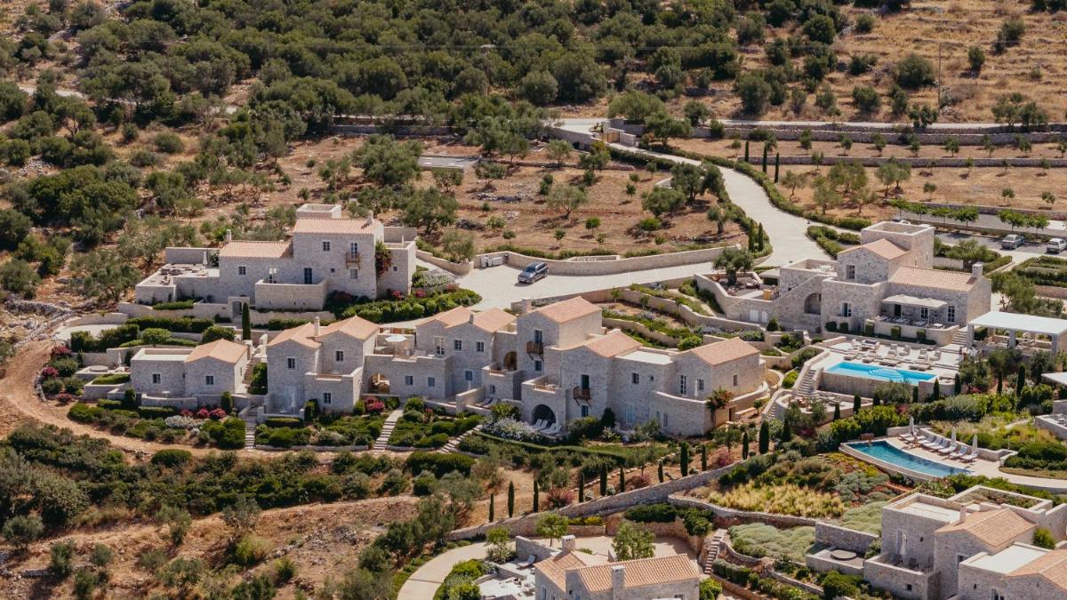 BASSA MAINA Villas & Suites