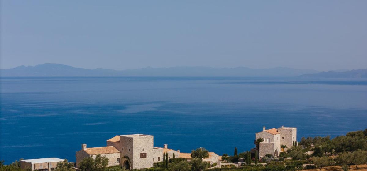 BASSA MAINA Villas & Suites