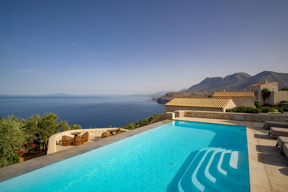 BASSA MAINA Villas & Suites