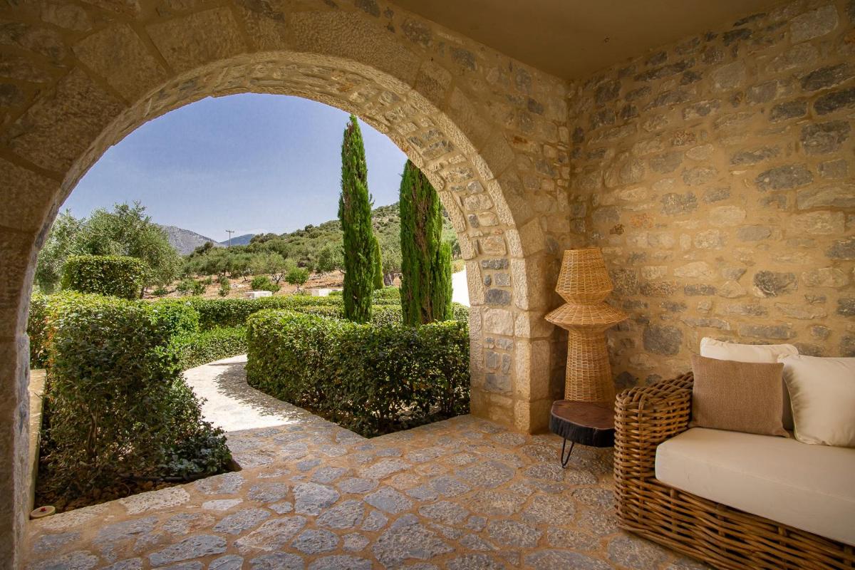 BASSA MAINA Villas & Suites