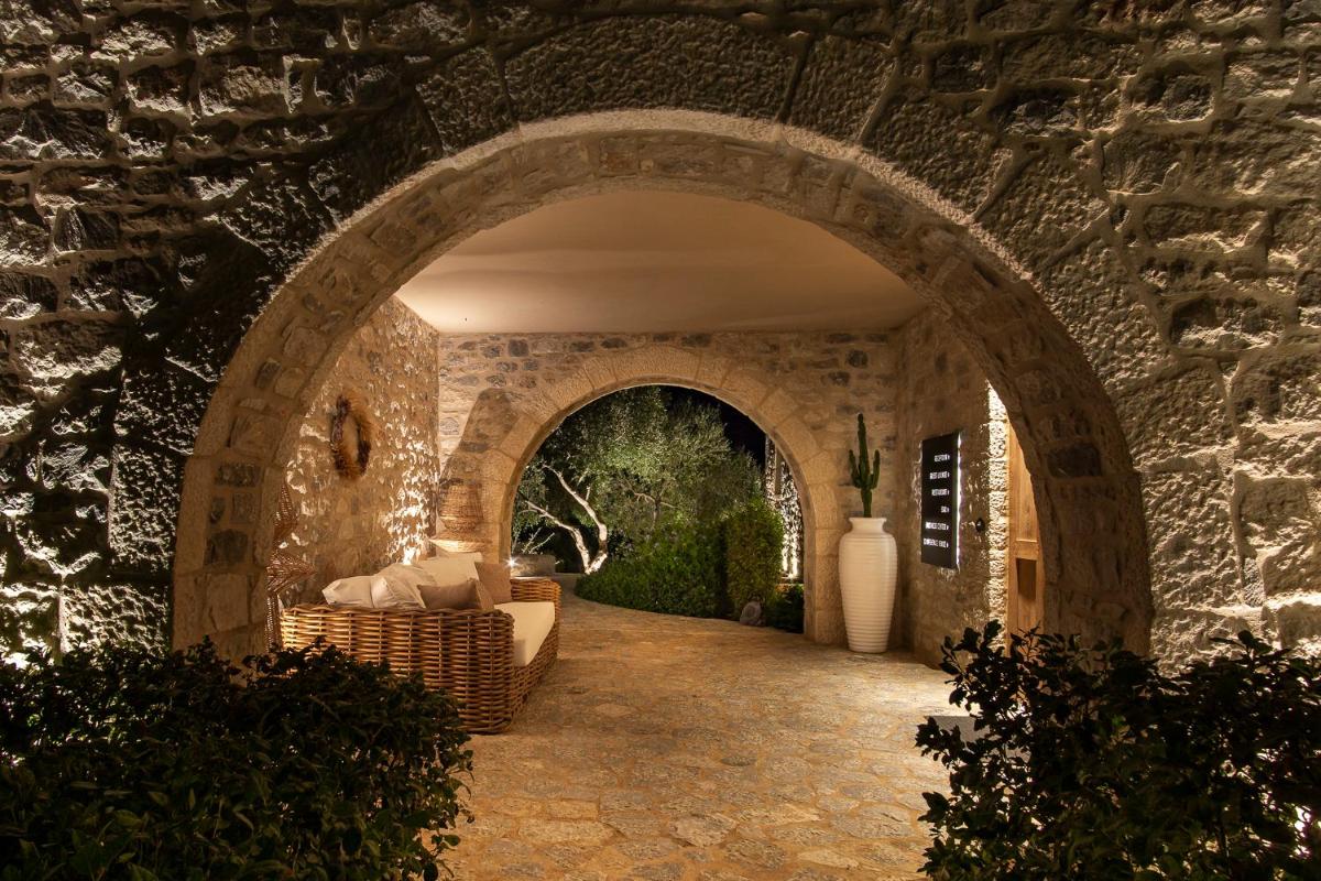 BASSA MAINA Villas & Suites