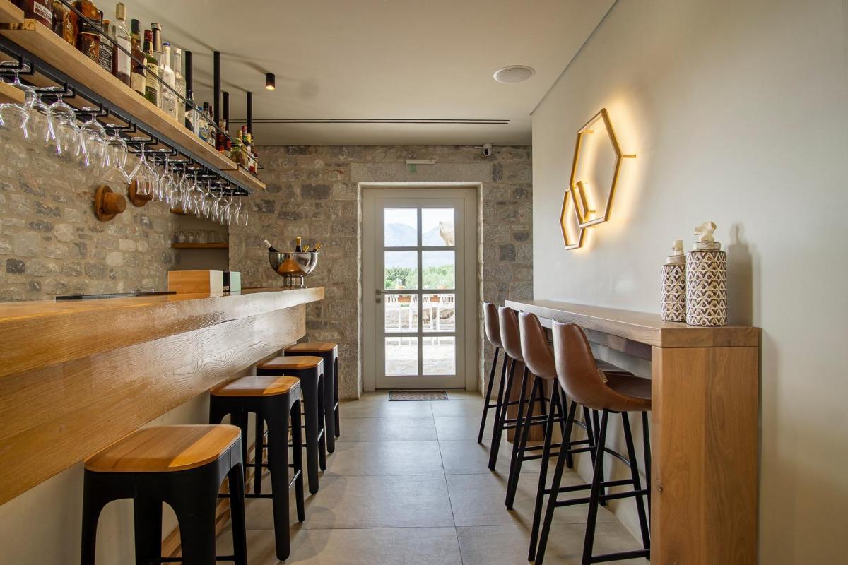 BASSA MAINA Villas & Suites