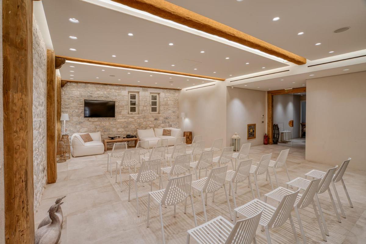 BASSA MAINA Villas & Suites