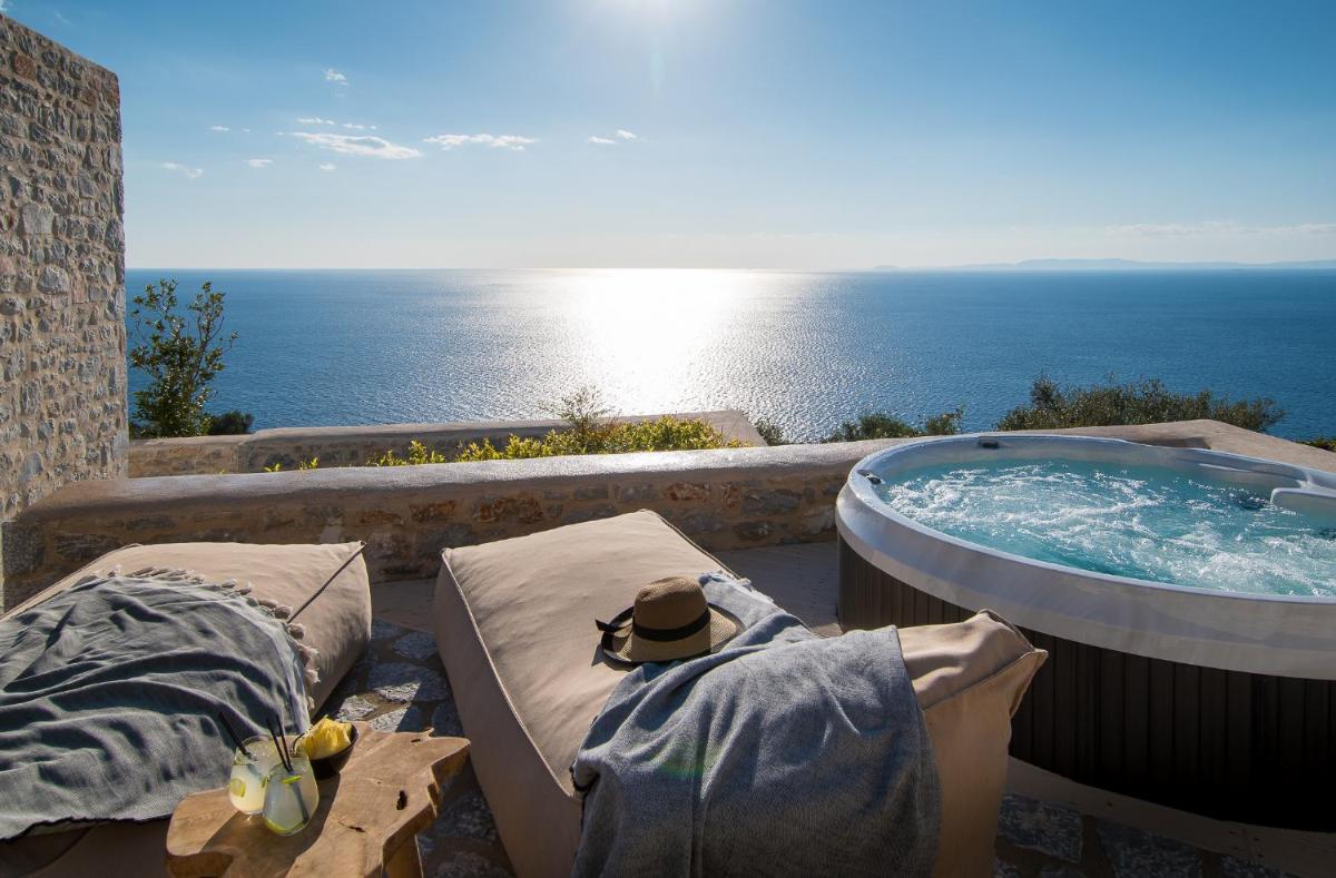 BASSA MAINA Villas & Suites