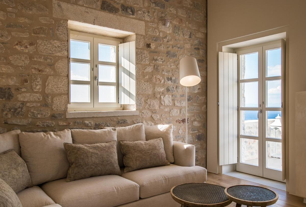 BASSA MAINA Villas & Suites