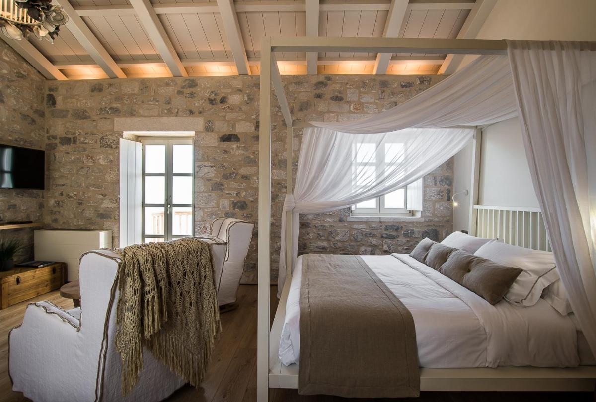 BASSA MAINA Villas & Suites