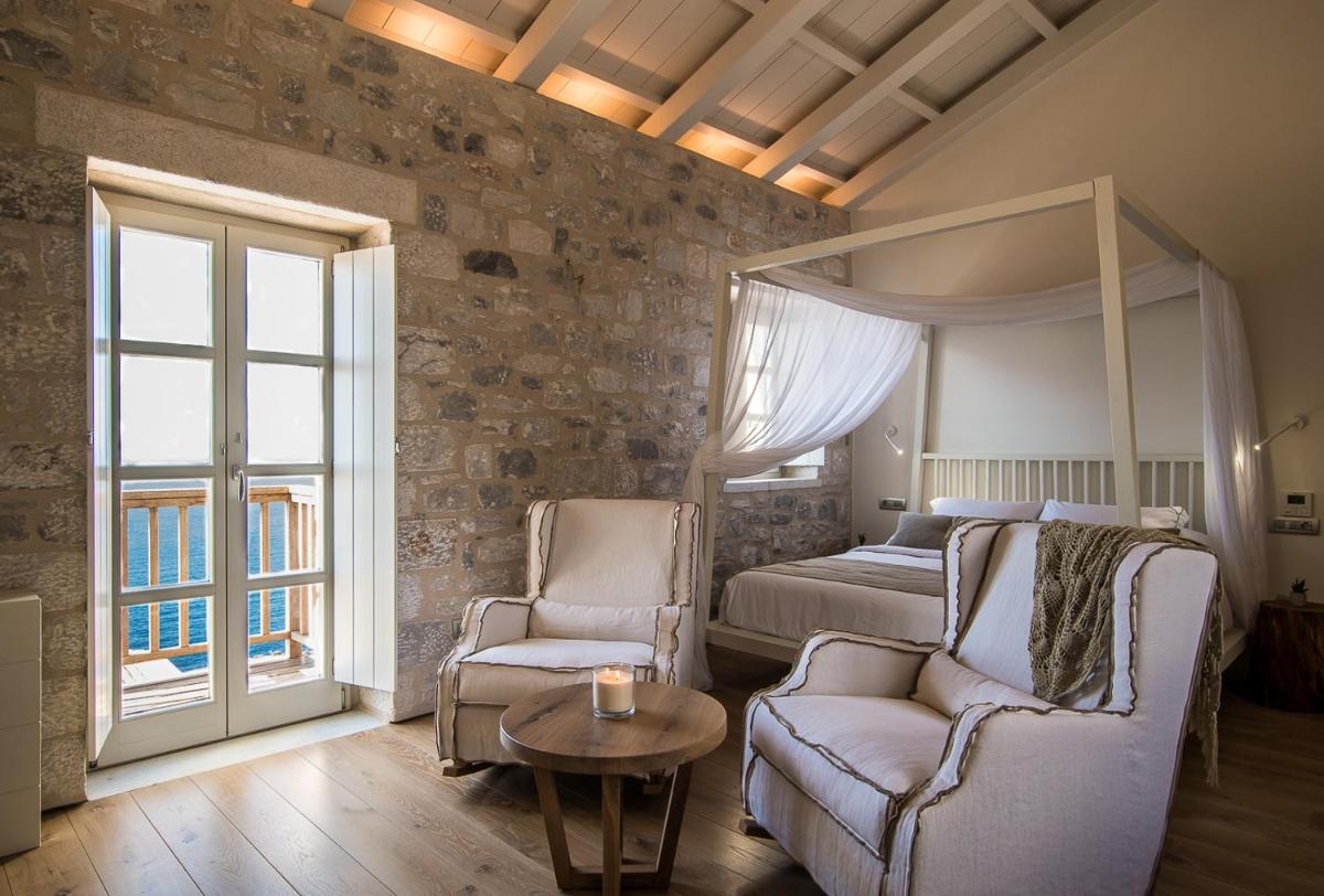 BASSA MAINA Villas & Suites