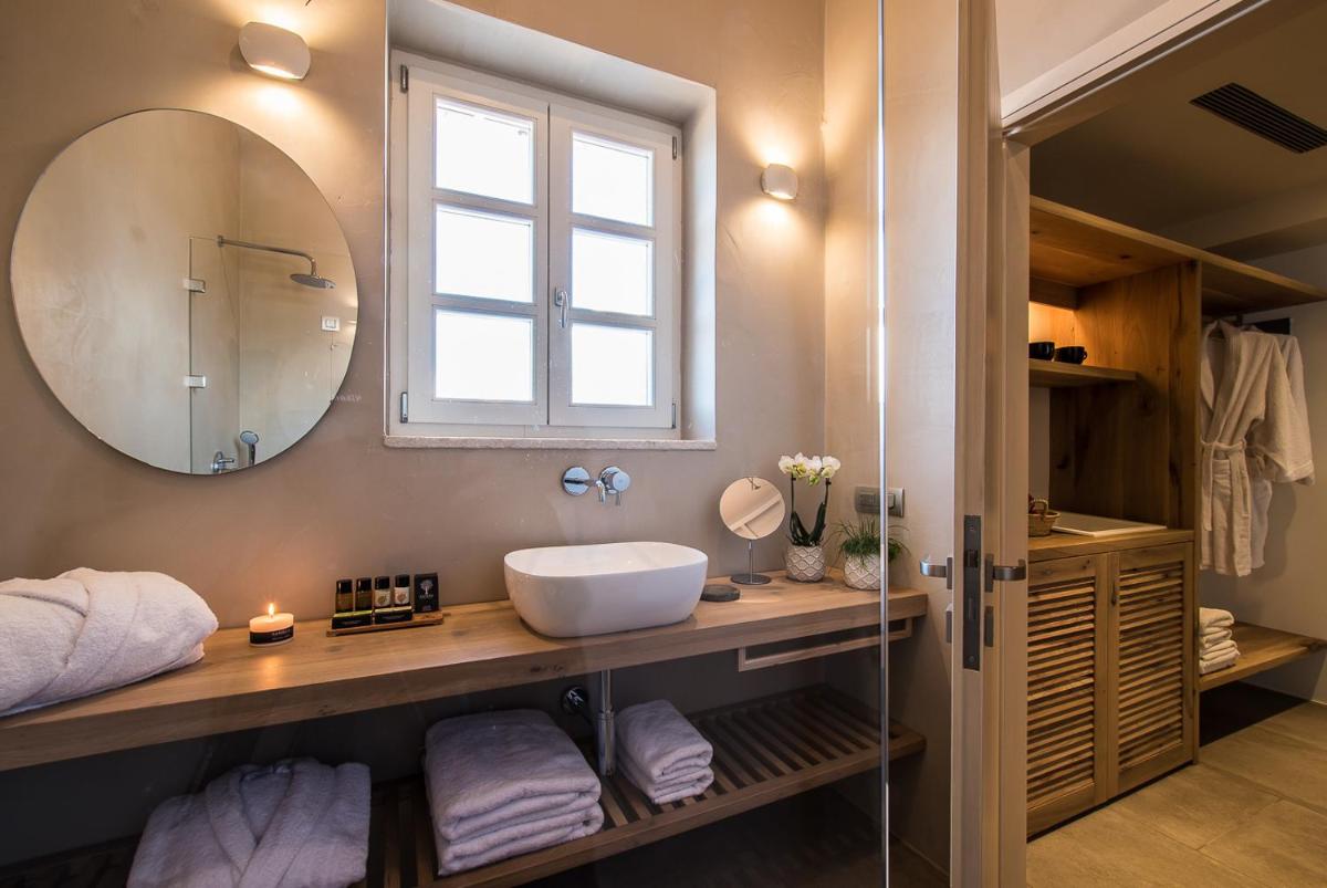 BASSA MAINA Villas & Suites