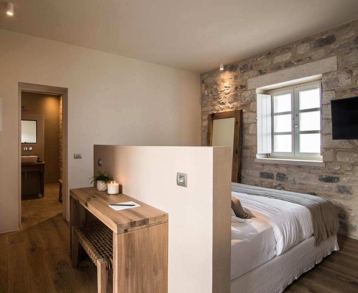 BASSA MAINA Villas & Suites