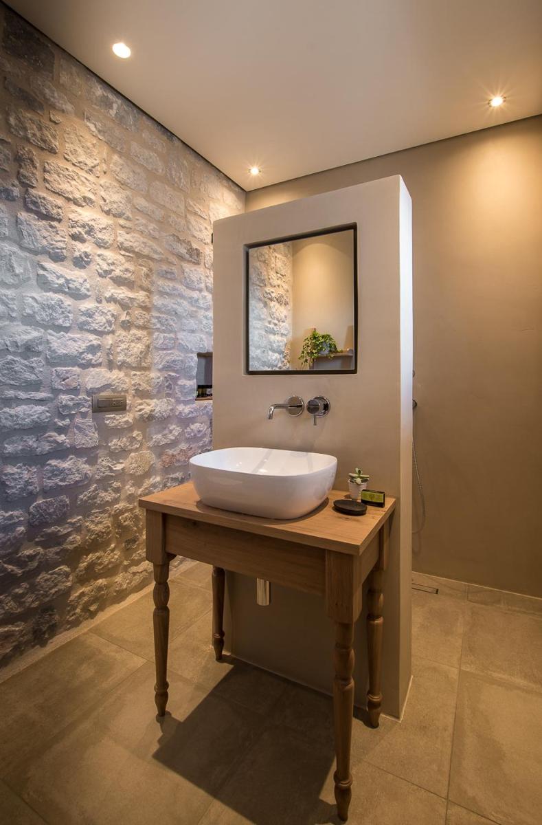 BASSA MAINA Villas & Suites