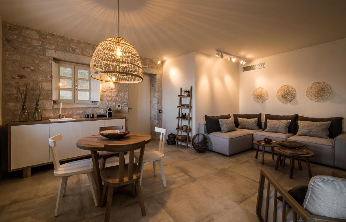 BASSA MAINA Villas & Suites