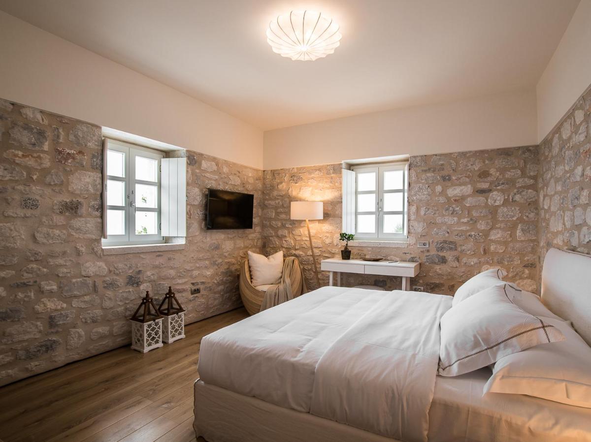 BASSA MAINA Villas & Suites