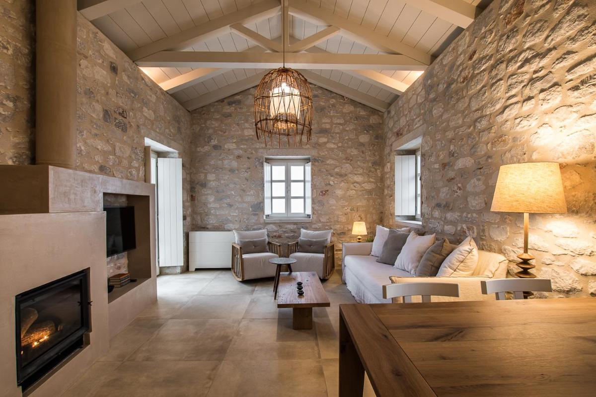 BASSA MAINA Villas & Suites