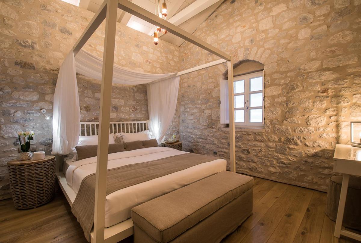 BASSA MAINA Villas & Suites