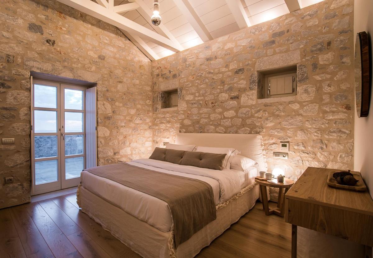 BASSA MAINA Villas & Suites