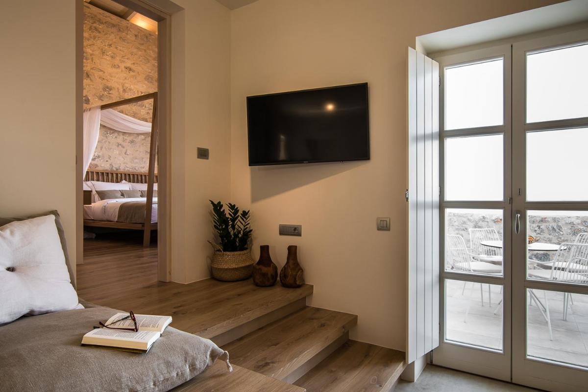 BASSA MAINA Villas & Suites