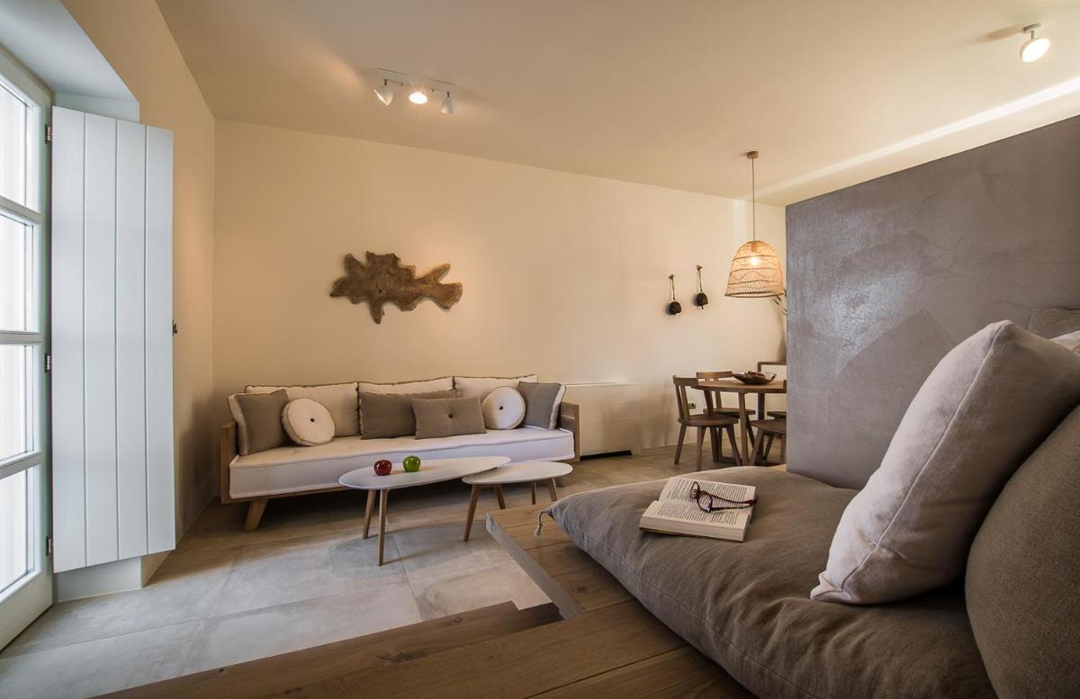 BASSA MAINA Villas & Suites