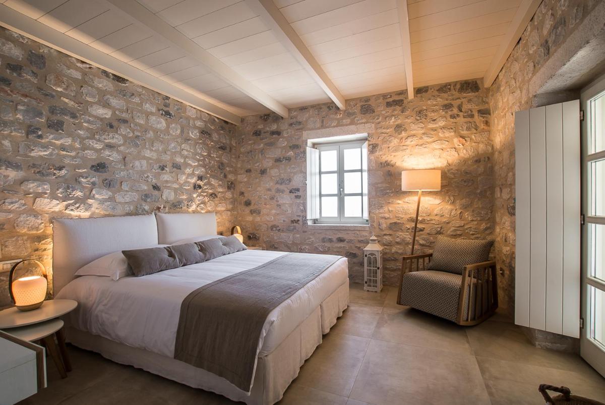 BASSA MAINA Villas & Suites