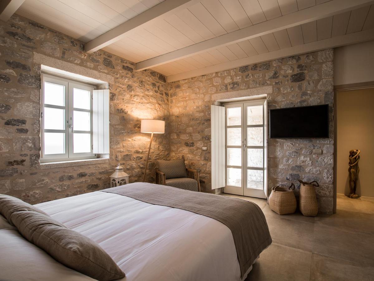 BASSA MAINA Villas & Suites