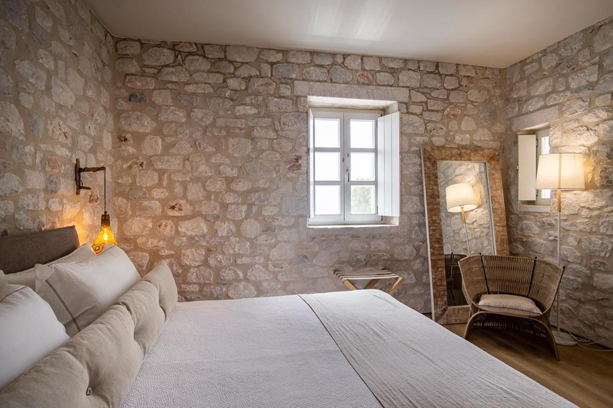 BASSA MAINA Villas & Suites