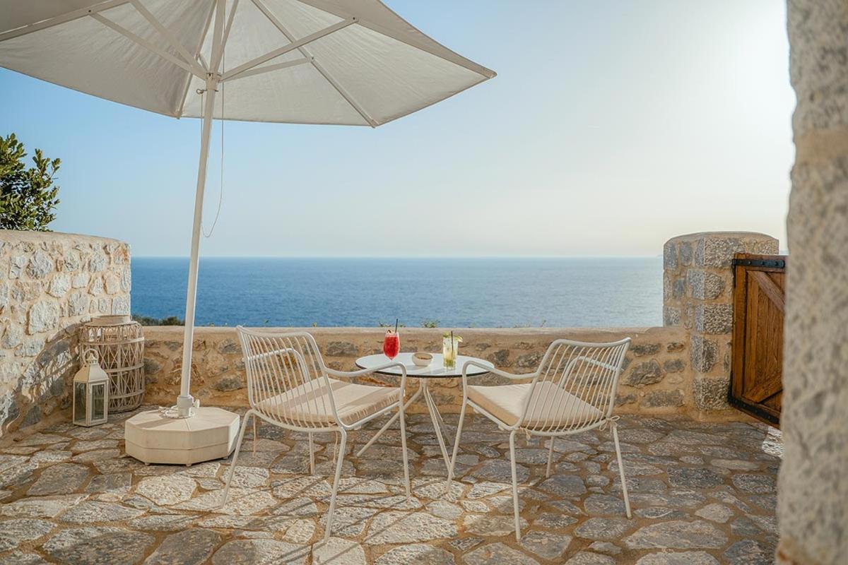 BASSA MAINA Villas & Suites