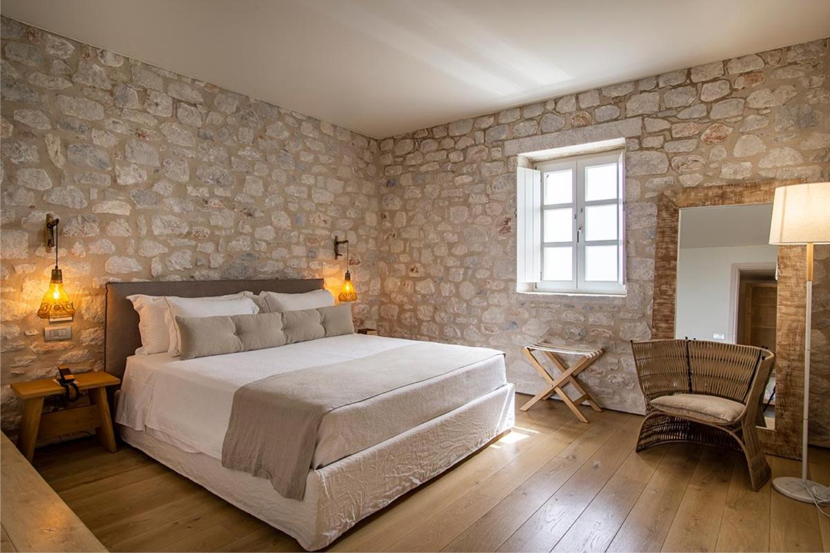 BASSA MAINA Villas & Suites