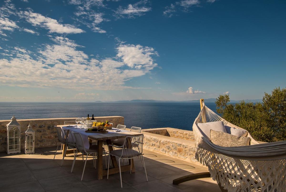 BASSA MAINA Villas & Suites