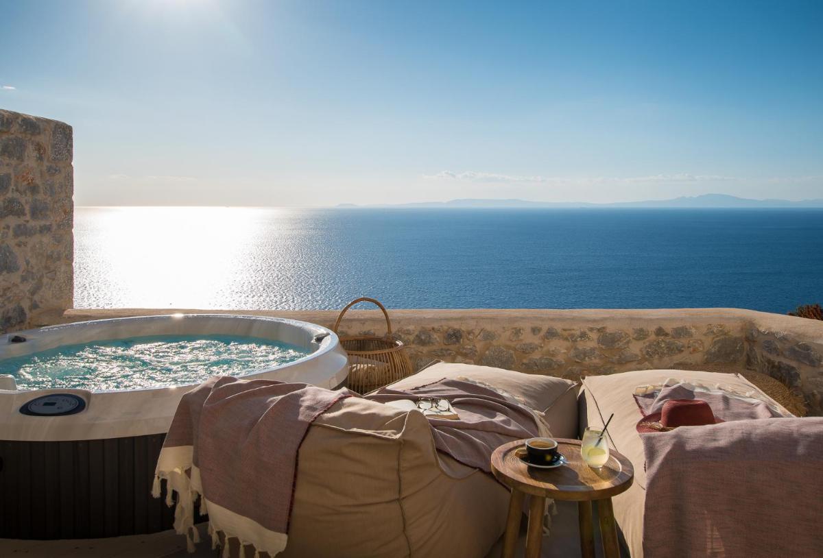 BASSA MAINA Villas & Suites