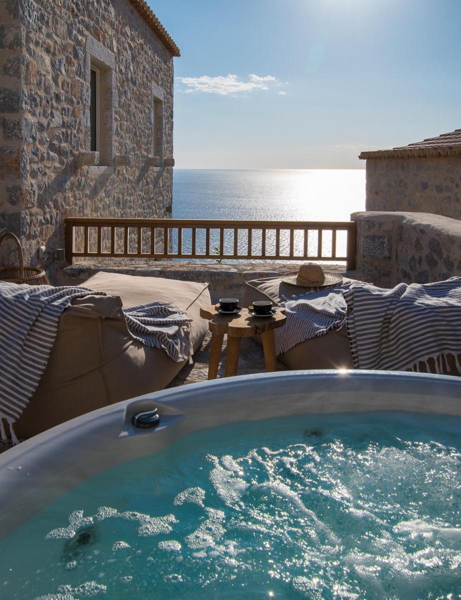 BASSA MAINA Villas & Suites
