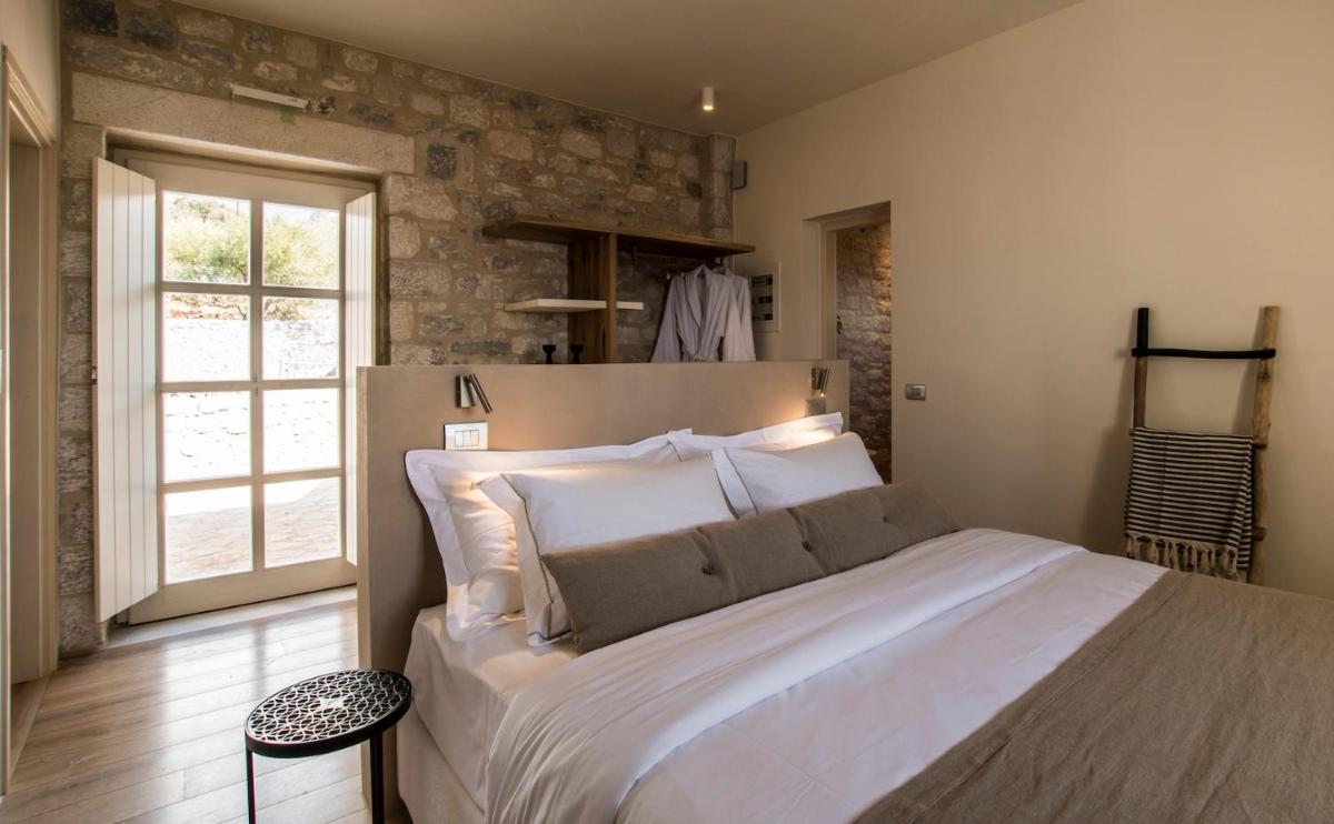 BASSA MAINA Villas & Suites