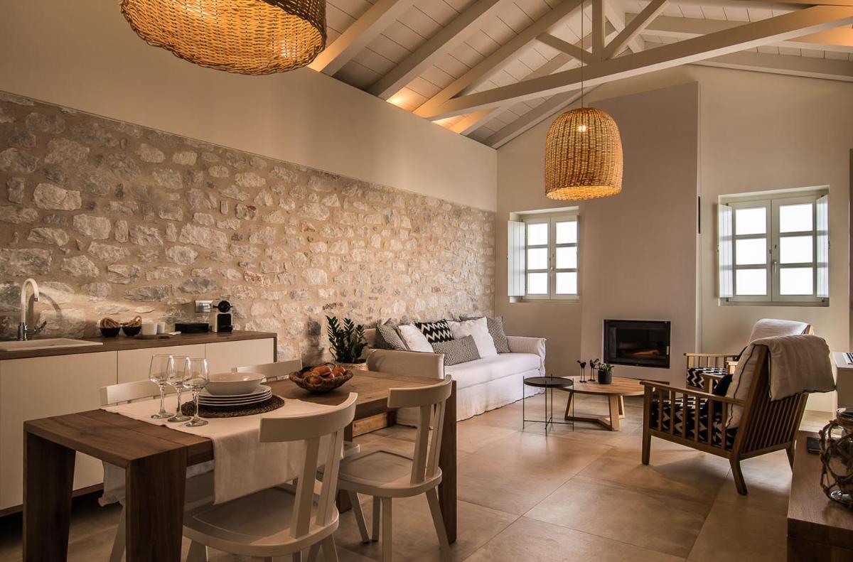 BASSA MAINA Villas & Suites
