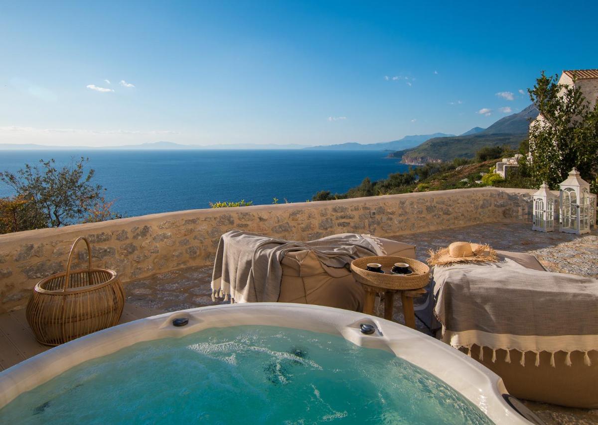 BASSA MAINA Villas & Suites