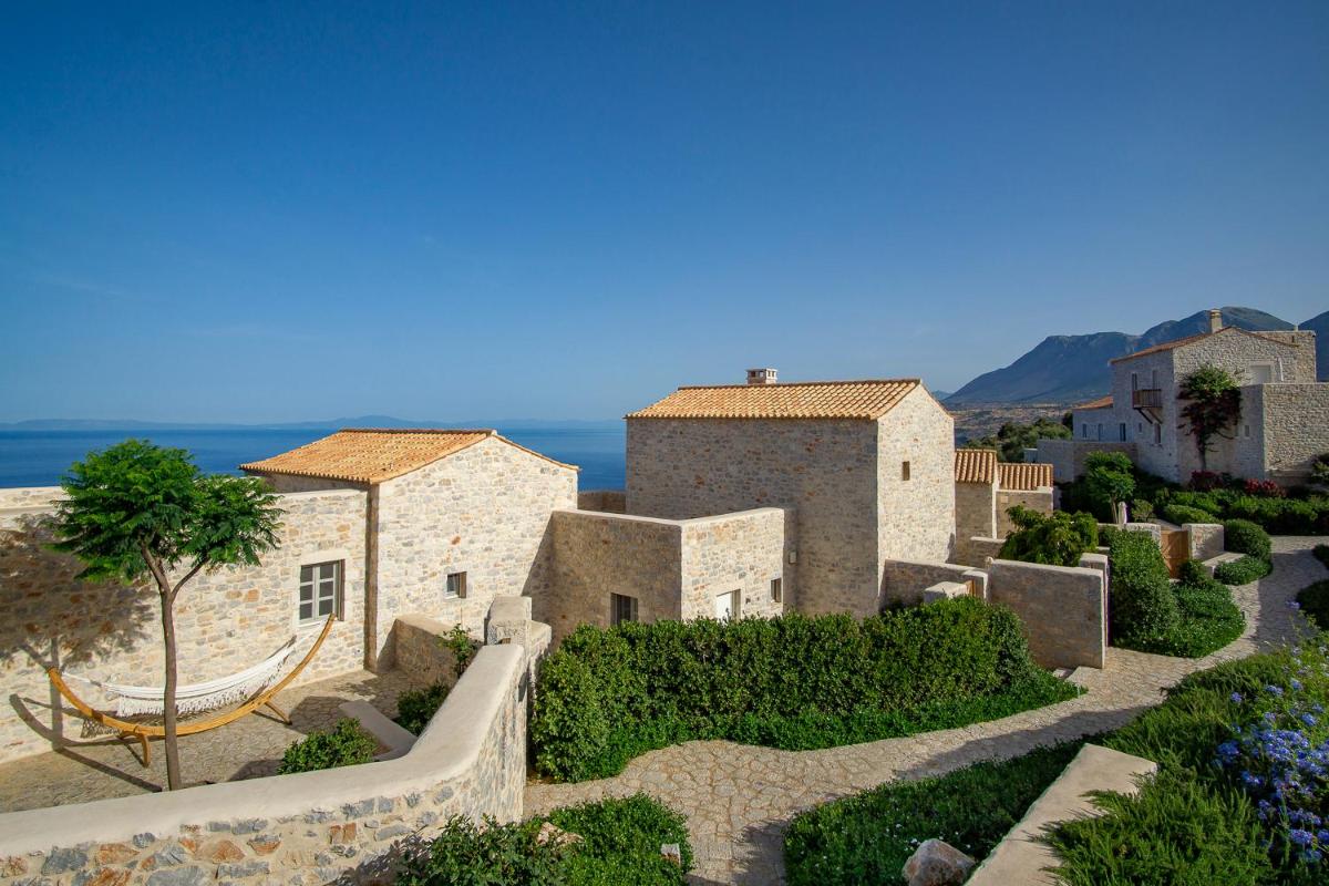 BASSA MAINA Villas & Suites