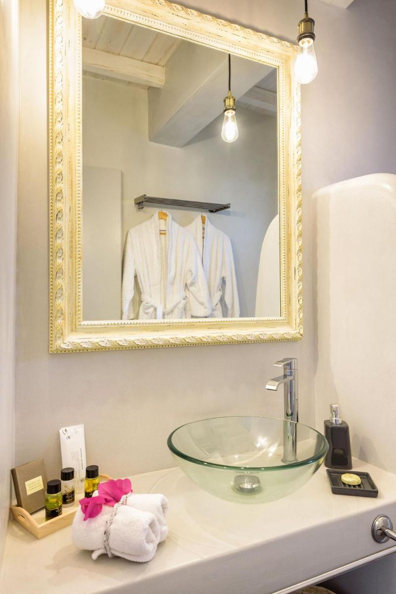 Blue Waves Suites & Apartments - To Kyma