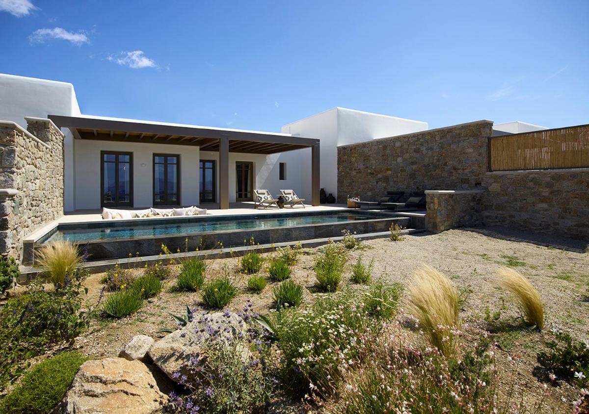 Bonzoe Suites & Villas