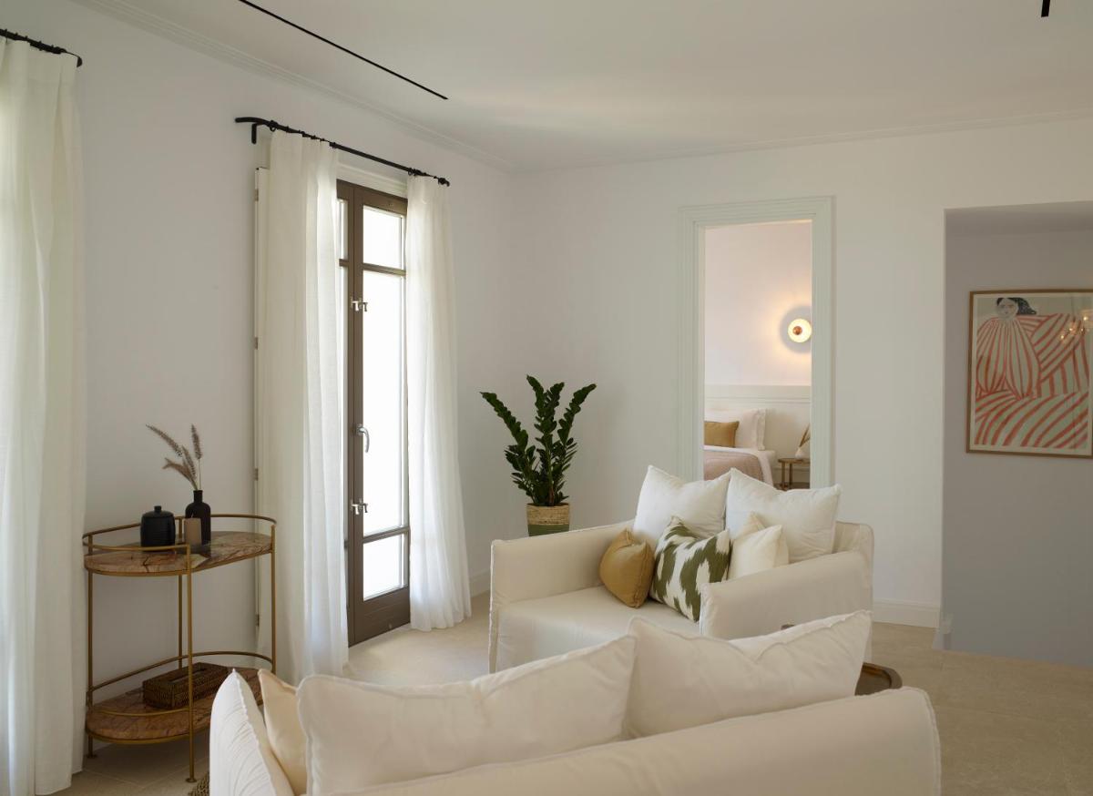 Bonzoe Suites & Villas