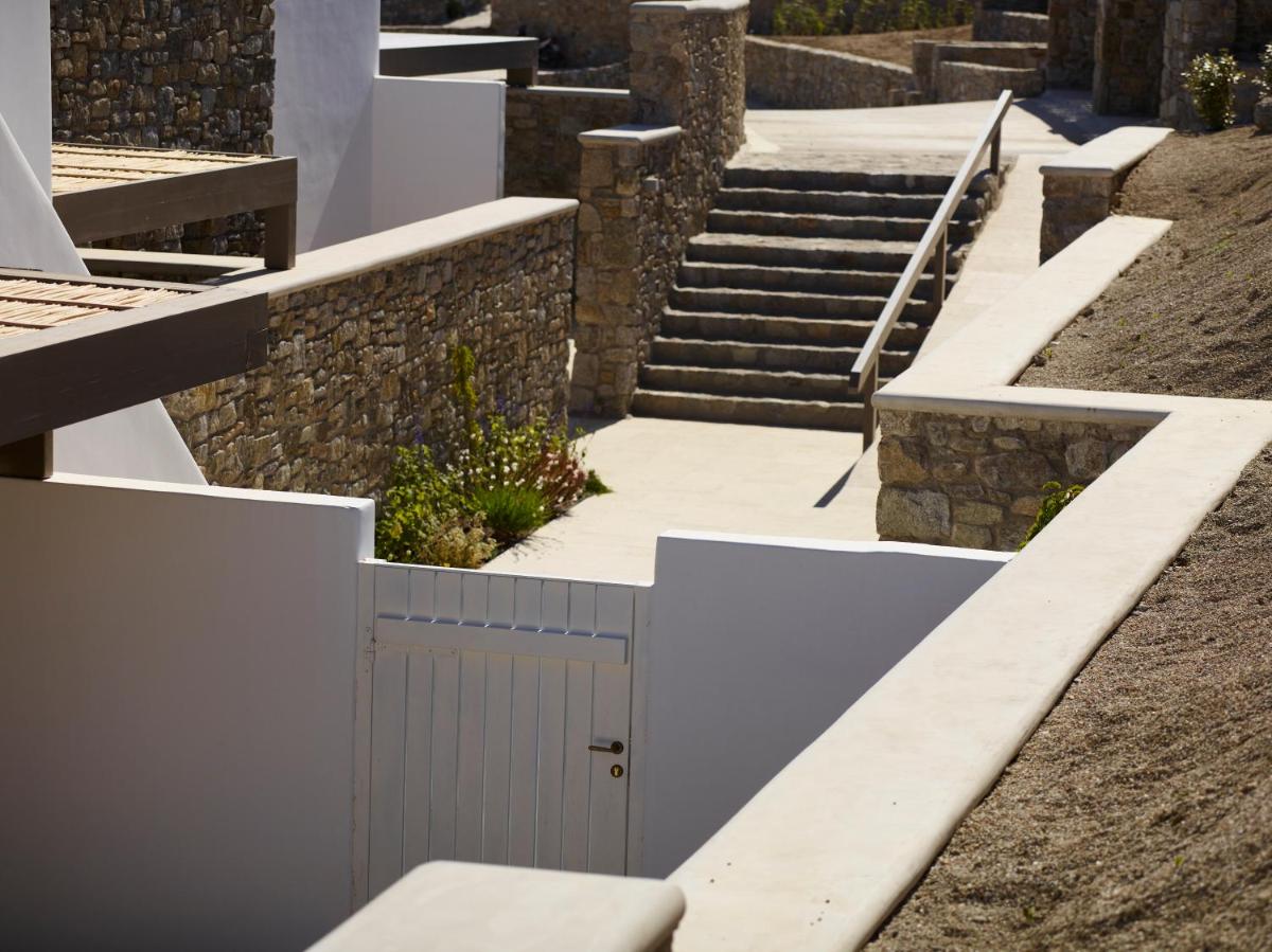 Bonzoe Suites & Villas