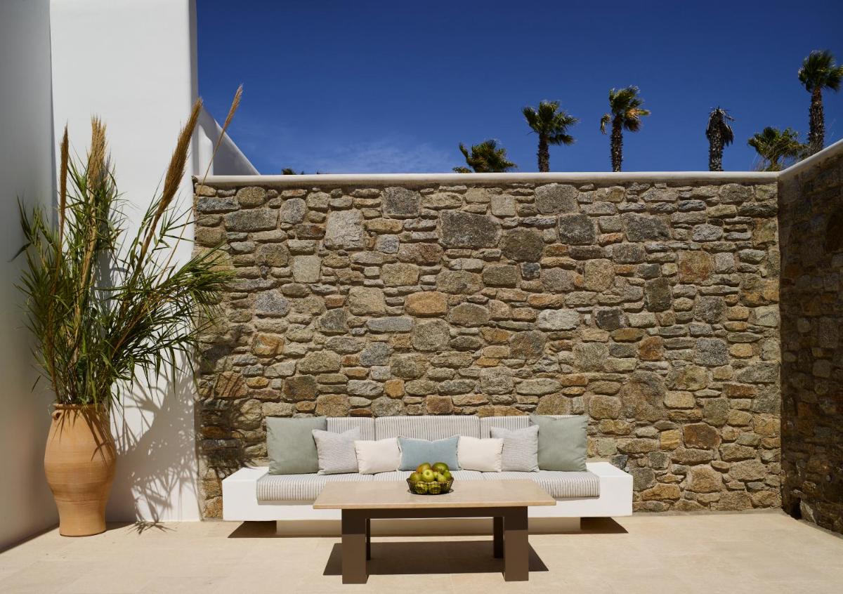 Bonzoe Suites & Villas