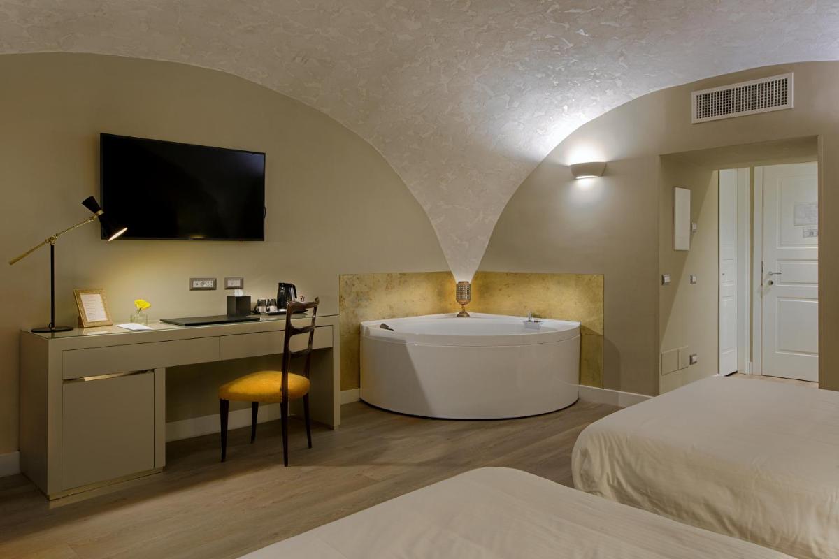 Caruso Place Luxury Rooms & Suites