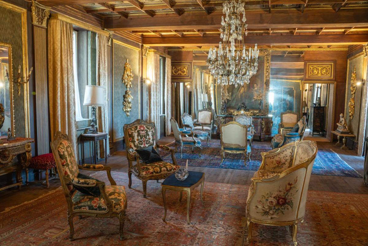 Castello Di Compiano Hotel Relais Museum