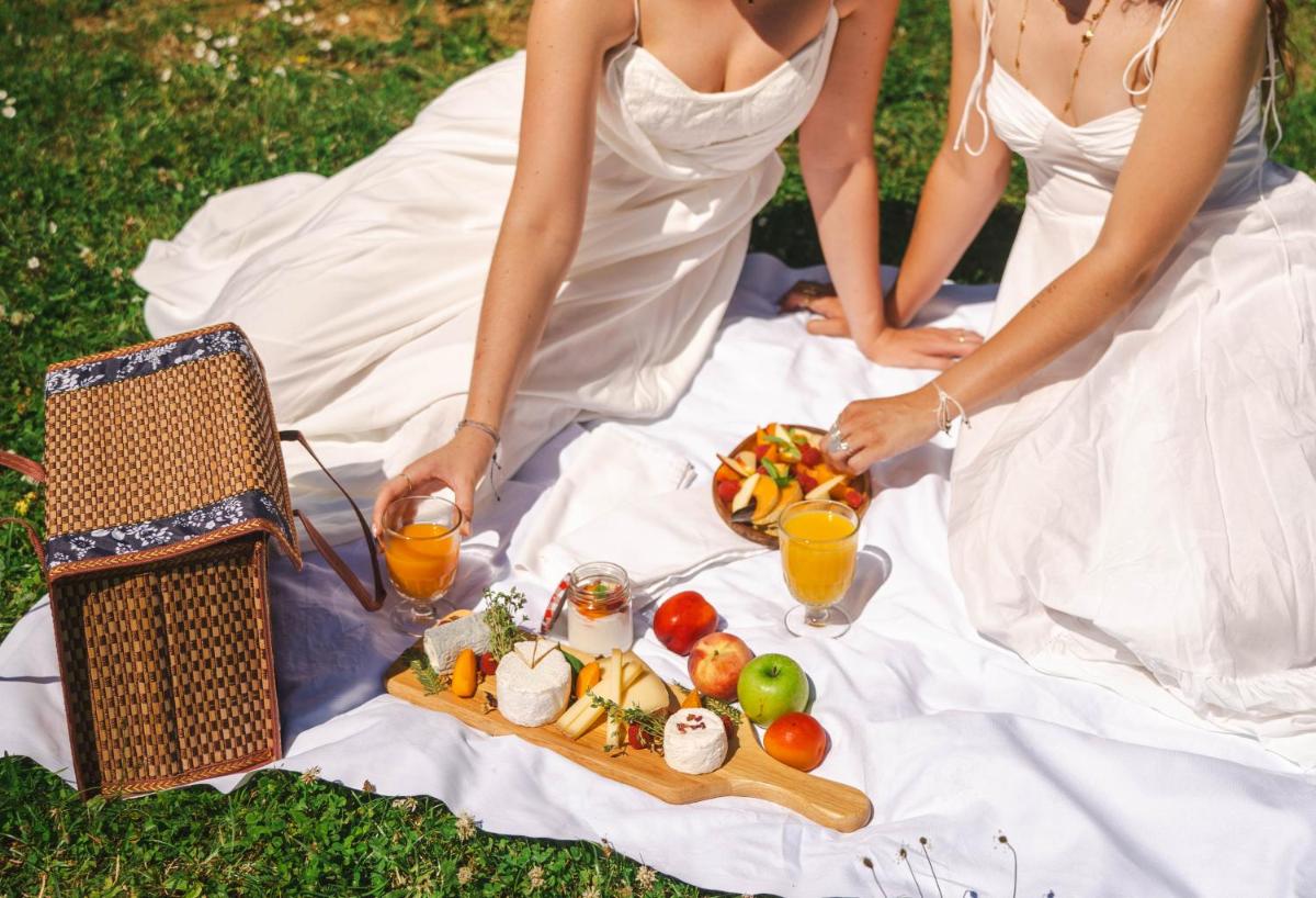 Château Jeanne & The Forest - Château de Montvillargenne