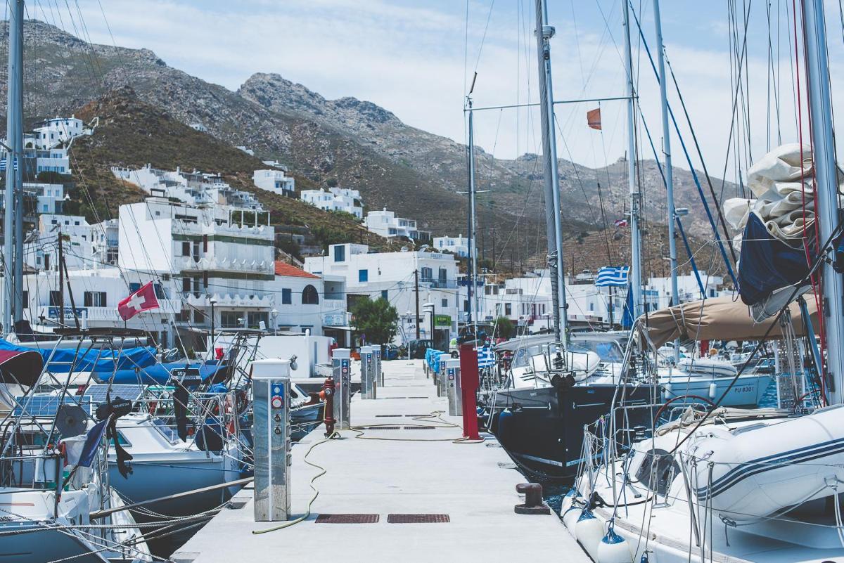 Chill & Co. Serifos