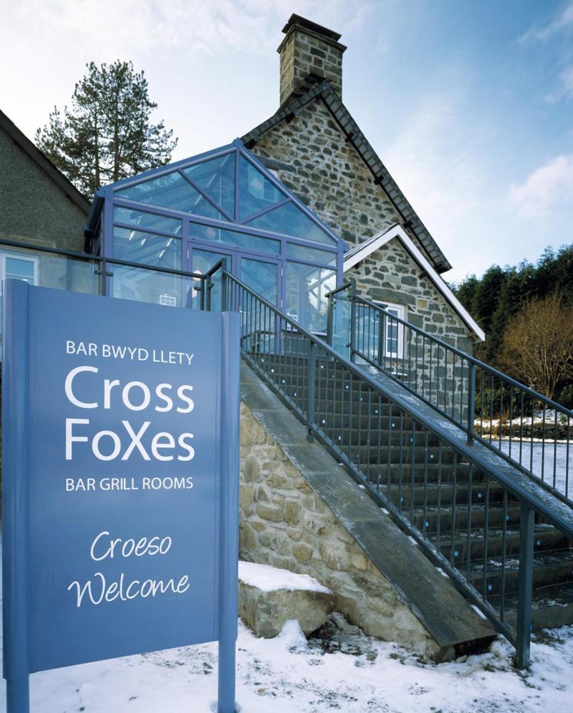 Cross Foxes - Bar Grill Rooms