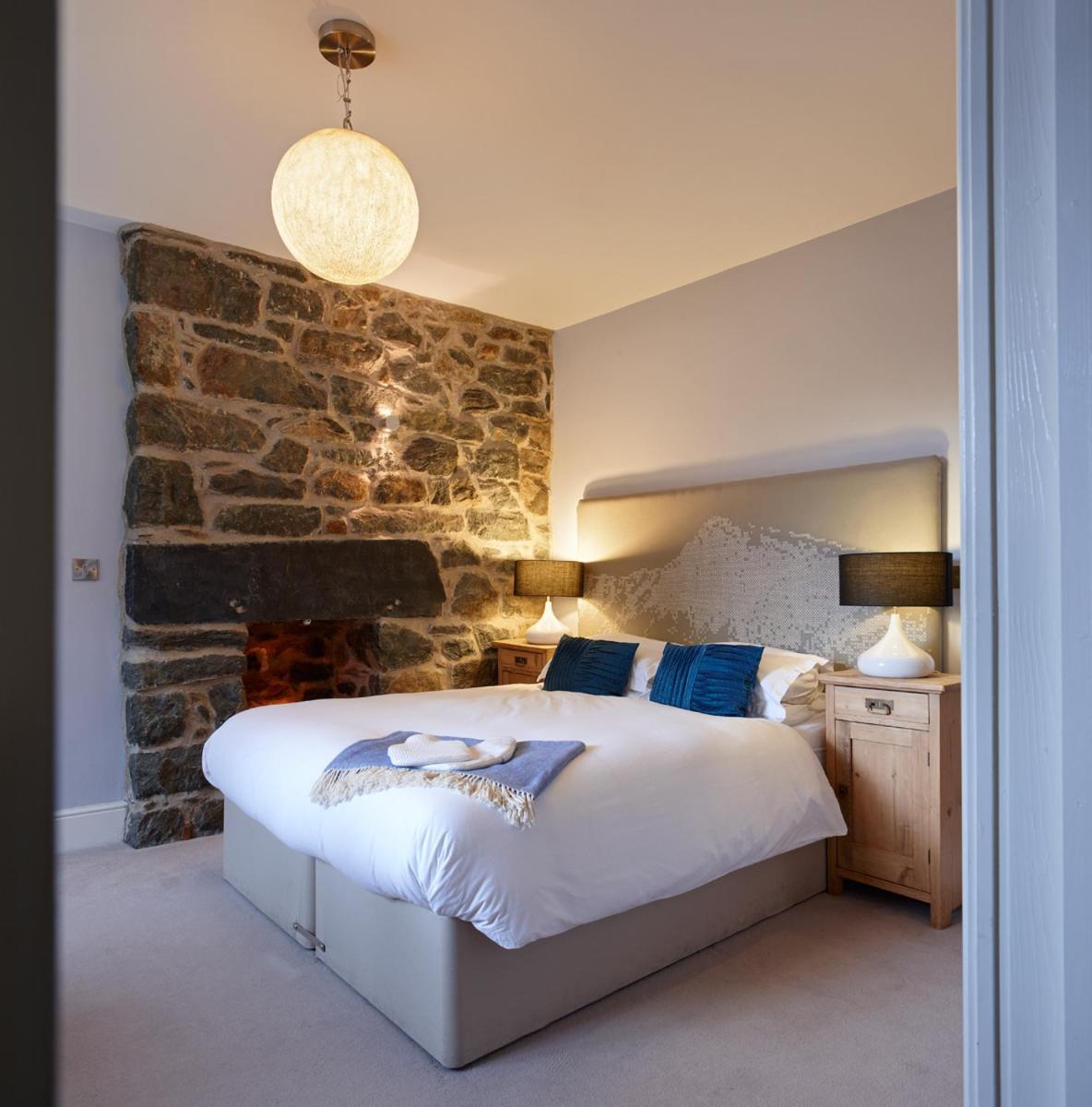 Cross Foxes - Bar Grill Rooms