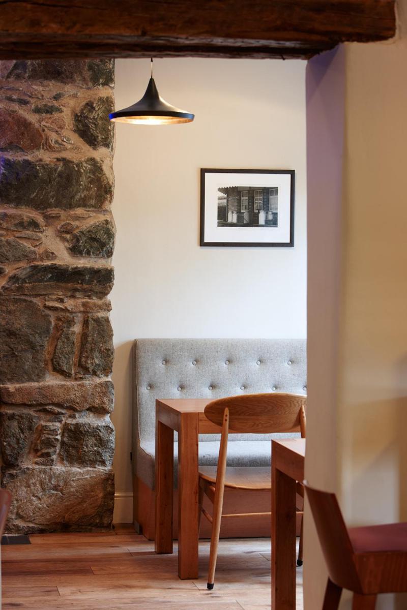 Cross Foxes - Bar Grill Rooms