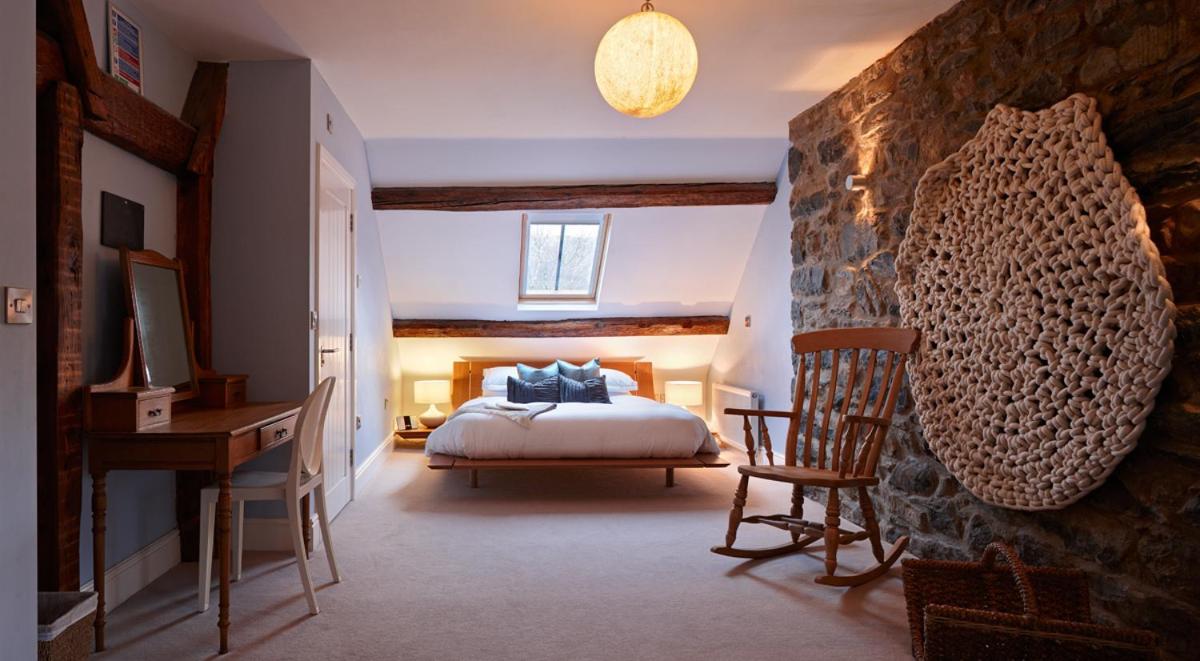 Cross Foxes - Bar Grill Rooms