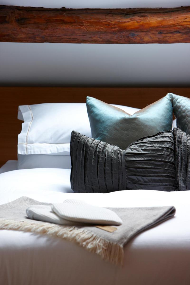 Cross Foxes - Bar Grill Rooms