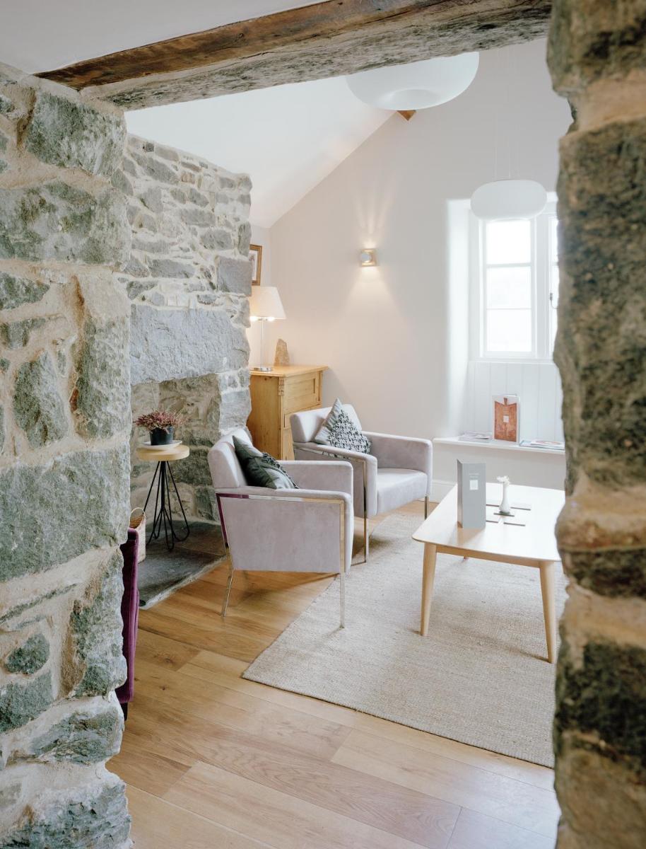 Cross Foxes - Bar Grill Rooms